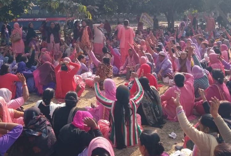 Demonstration of Anganwadi workers and vocational teachers in Panchkula for the second day as well