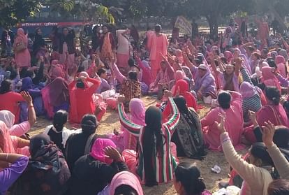 Demonstration of Anganwadi workers and vocational teachers in Panchkula for the second day as well