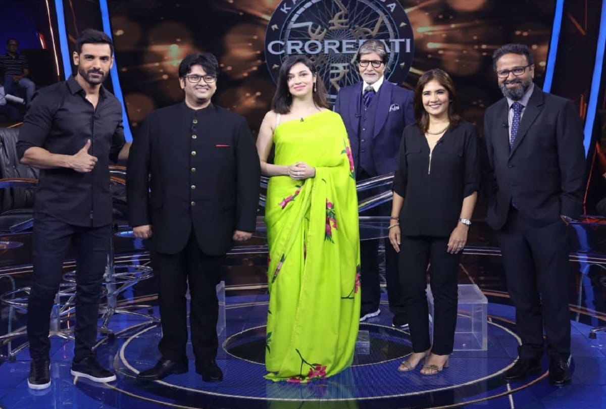 KBC 13 john abraham revealed a boxer ripped his chest apart see amitabh bachcha reaction