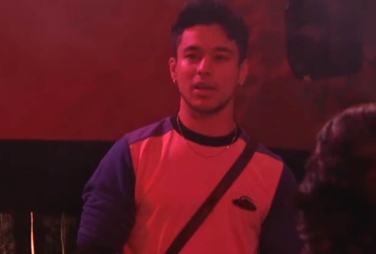 Bigg Boss 15 umar riaz tore Prateek Sahajpal T shirt during a fight in the prize money task