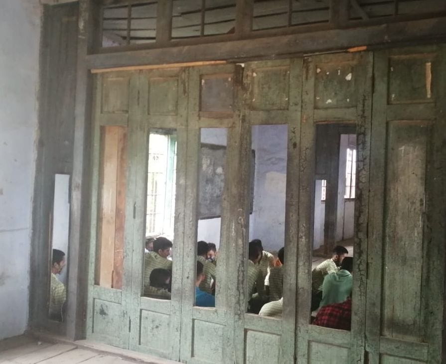 Children's School Jogindernagar: Windows broken, shabby walls