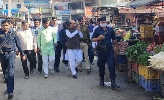 DC Yashendra Singh took a meeting of officers in view of the preparations for the program