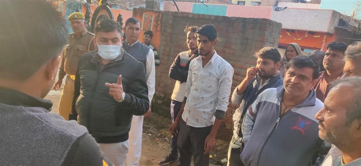 Hathras: Children are unable to read with the sound of the machine of the Patti factory
