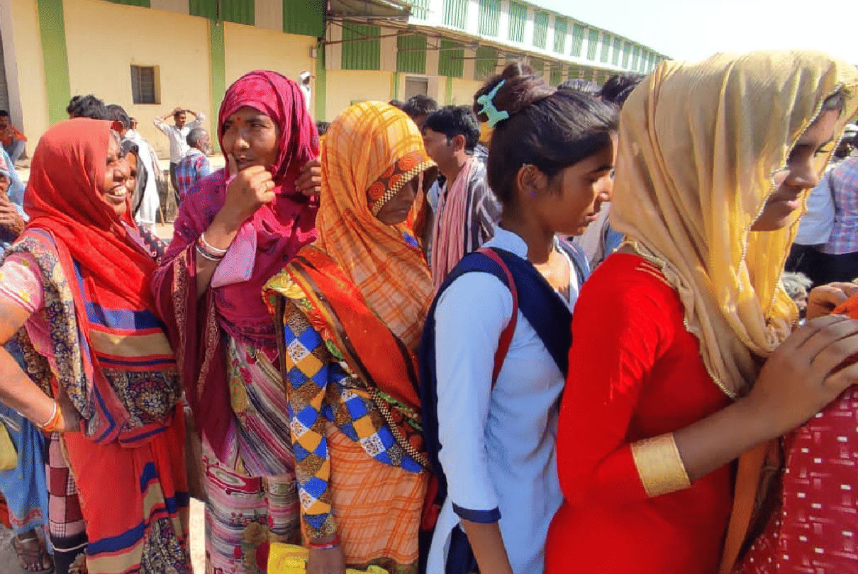 Fertilizer crisis deepens in Madhya Pradesh: Girls leaving college to get fertilizer