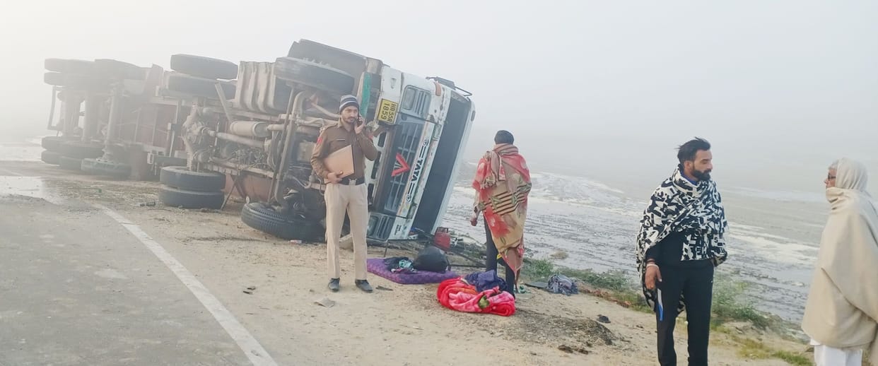 In an attempt to save the bike driver, the tanker filled with oil overturned uncontrollably