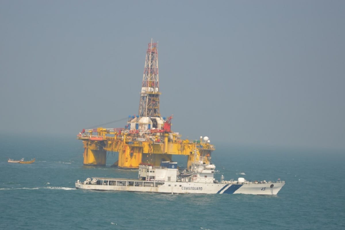 indian Coast Guard caught a Pakistani boat with ammunition and drugs worth Rs 300 crore off the Gujarat coast