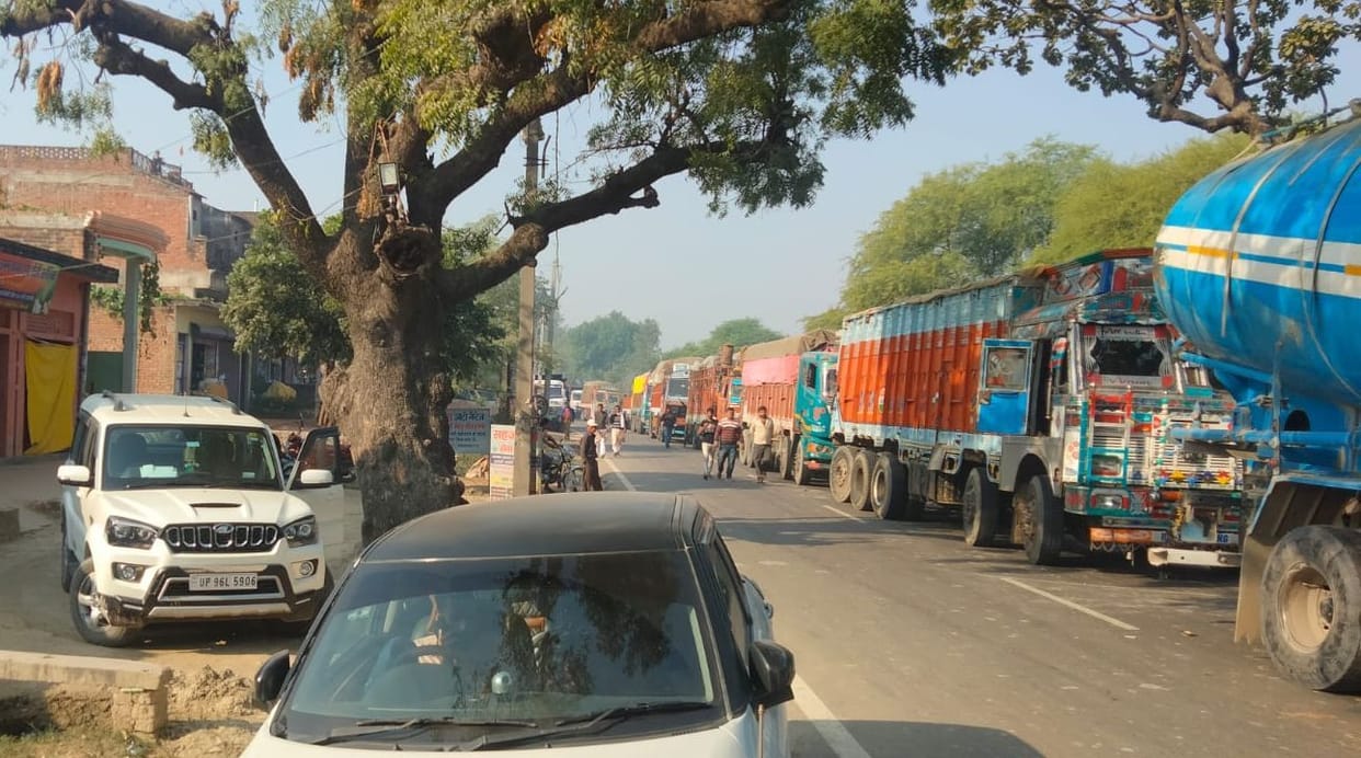Jam on Mahewaghat-Muratganj road after the collision of trucks