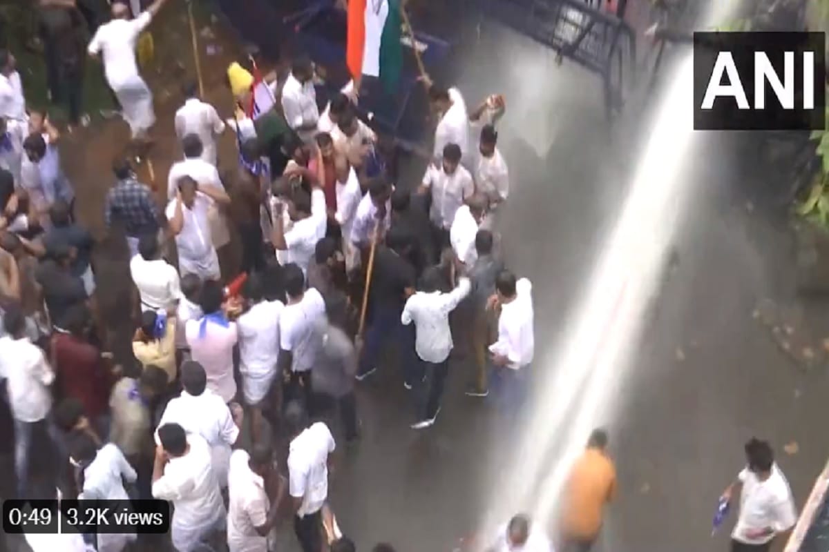 Kochi: Congress workers marched to Police Station demanding suspension of Circle Inspector over alleged suicide of a law student