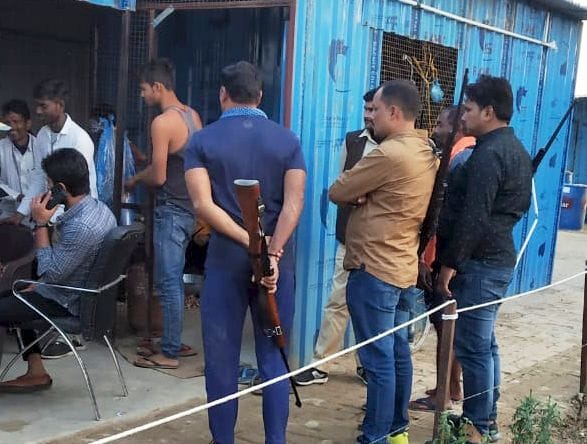 fathepur news,Ran with arms to the villagers who were quarreling