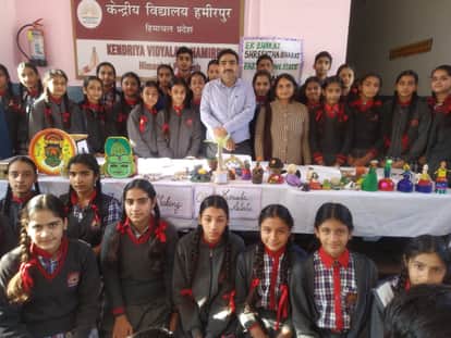 केंद्रीय विद्यालय हमीरपुर में खिलौनों के माध्यम से दर्शाई गई केरल की संस्कृति।