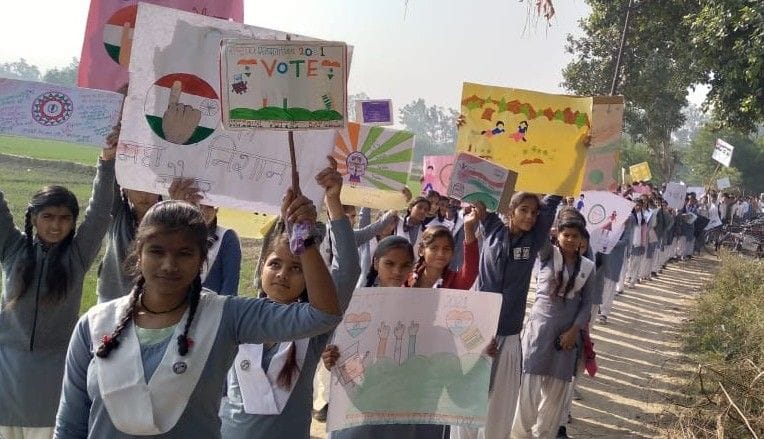 Hathras: Students took out a rally and gave the message of voting