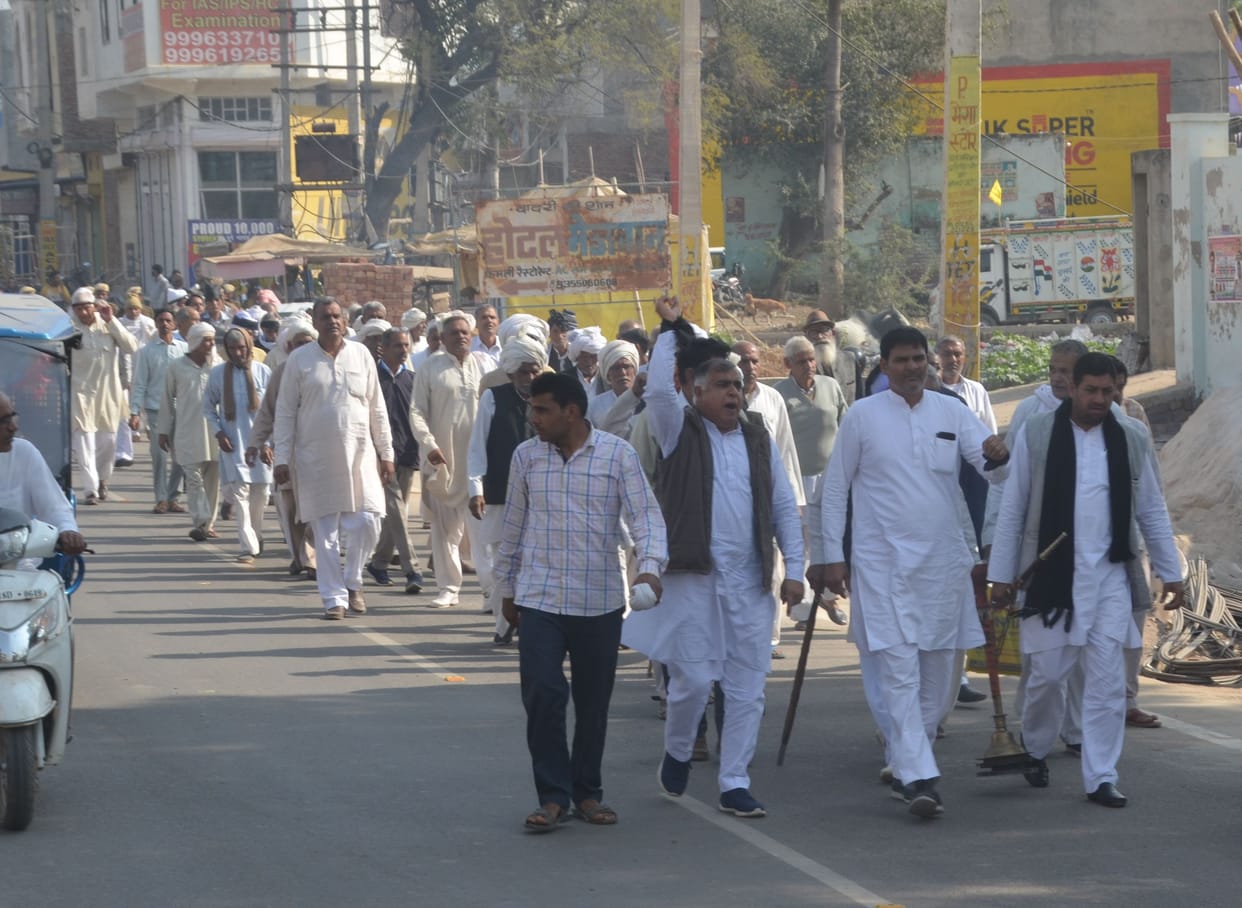 Farmers showed black flags to JJP general secretary and workers showered flowers