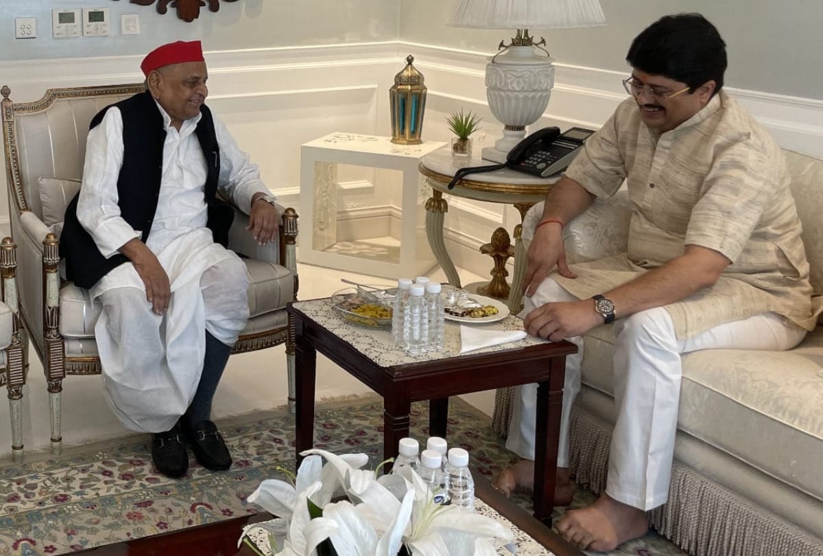 Raja Bhaiya meets to Mulayam Singh Yadav.