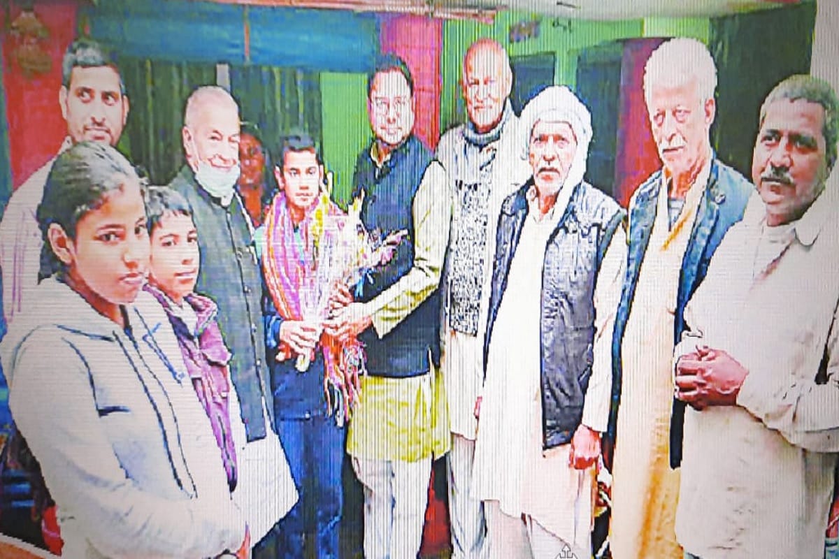 Meerut News: Shubham has won silver medal in national level competition and MLA Satyaprakash Agrawal honored