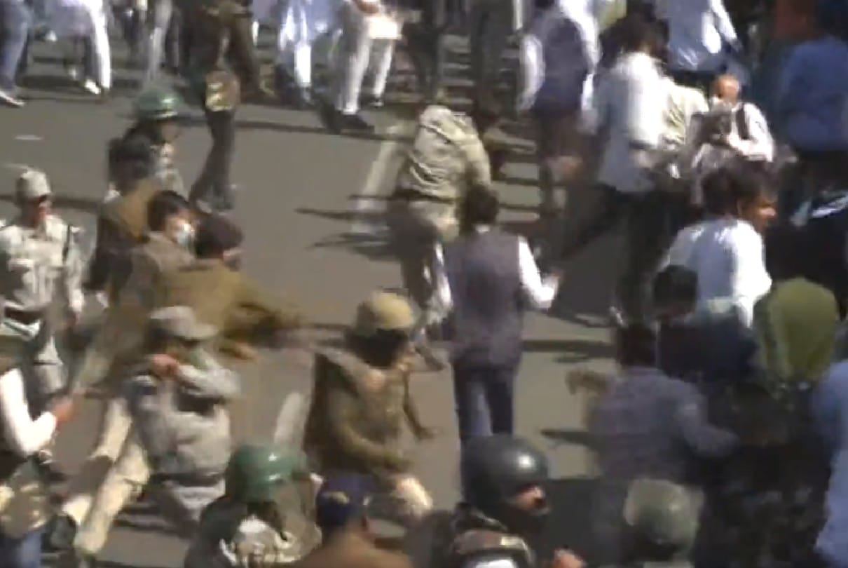 Madhya Pradesh: NSUI workers pelted stones in Bhopal, police used sticks; Kamal Nath's allegation- lathi charge at the behest of Shivraj