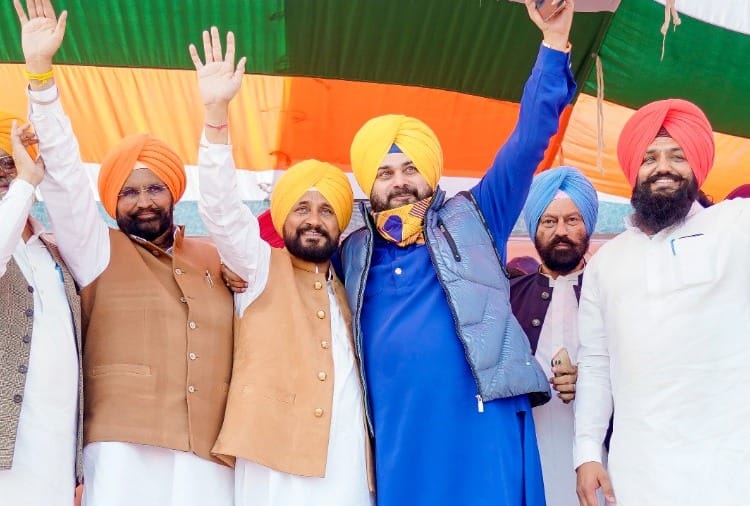 Navjot Singh Sidhu demands to punjab govt to public drugs menace and sacrilege incident reports