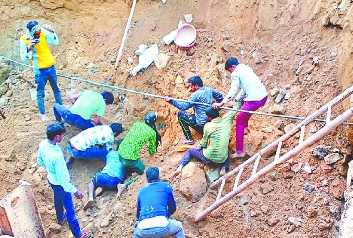 fall of the soil on worker during excavation in agra