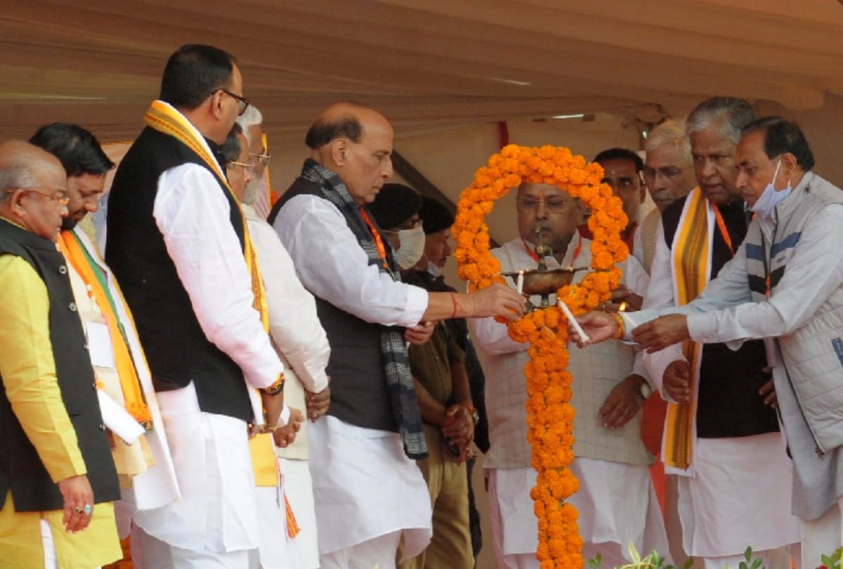 Sitapur: Defense Minister Rajnath Singh targeted Pakistan without naming, gave advice to improve