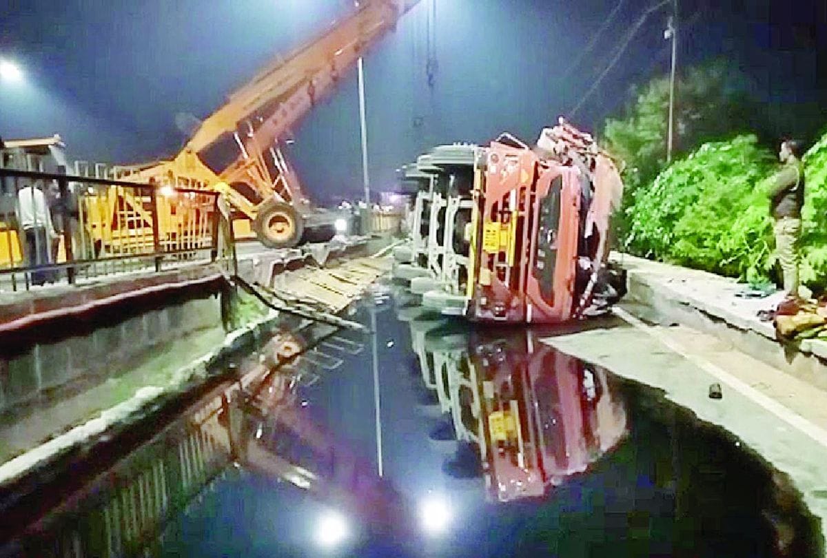 Kerosene filled tanker overturned on service road from flyover in firozabad