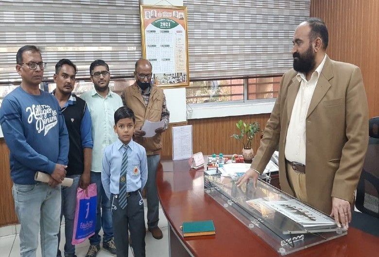 Told the Deputy Commissioner, expelled from the school for not depositing the fees