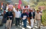 बंजार में भाजपा सरकार के खिलाफ पदयात्रा निकालती कांग्रेस। संवाद
