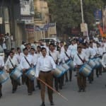 ग्वालियर में संघ के घोषवादकों ने पथ संचलन निकाला।