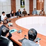 राष्ट्रपति के दौरे को लेकर बैठक करते अधिकारी