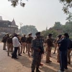 Prayagraj News : फाफामऊ में घटना के बाद मौके पर जुटी भीड़।