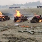 Prayagraj News :  फाफामऊ गंगा घाट पर एक साथ जलतीं चार चिताएं।