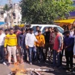 उज्जैन में मंत्री  साहू का पुतला जलाते करणी सेना के कार्यकर्ता।