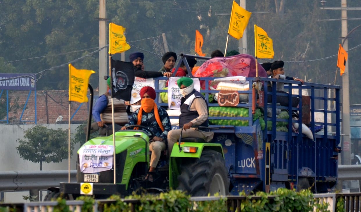 Farmers' convoy started passing on the national highway