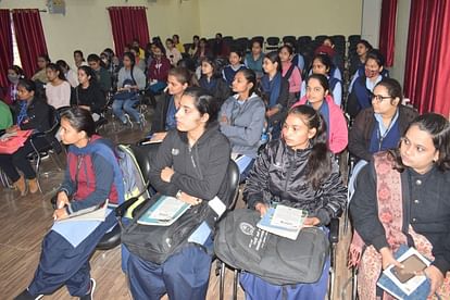 शाहजहांपुर के एसएस कॉलेज में अमर उजाला की ओर आयोजित अपराजिता कार्यक्रम में उपस्थित छात्राएं। सं