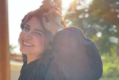 Anushka sharma share sun kissed photo virat kohli react love fans are showring love