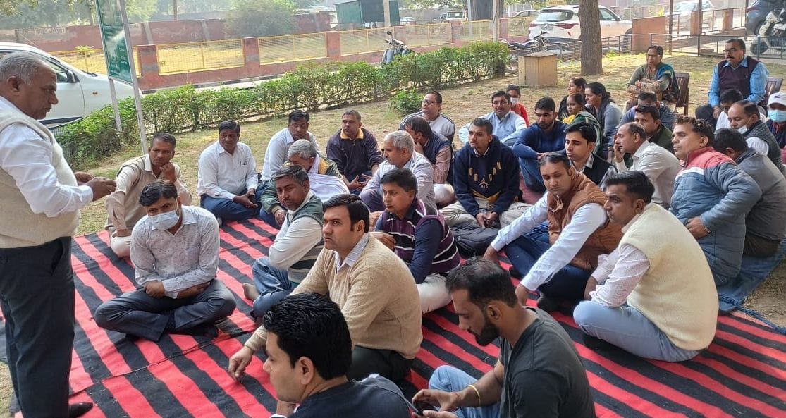 Doctors' meeting lasted all day, after noon the doctor apologized