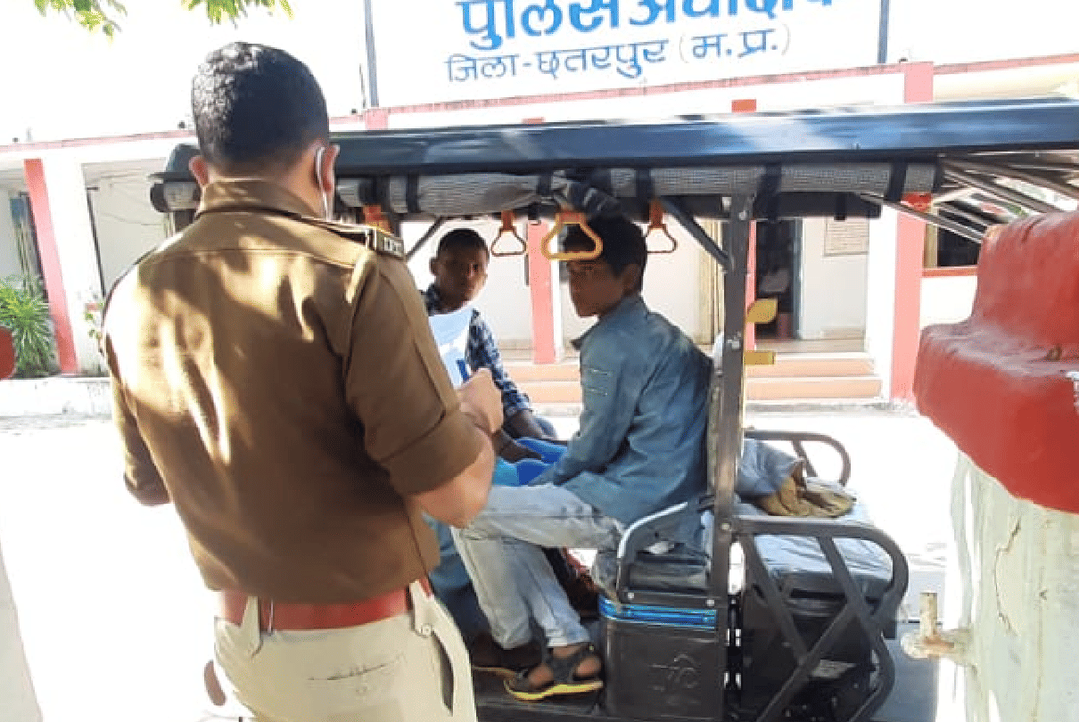 Chhatarpur: When he reached injured with a complaint, the SP himself went to the auto and listened to his complaint.