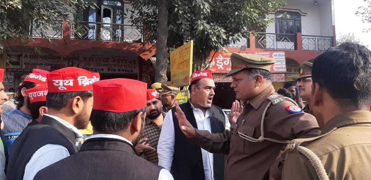 SP leaders showed black flags to Deputy Chief Minister Keshav Prasad