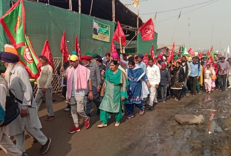 Farmers celebrating three farm laws repeals at Kundli border