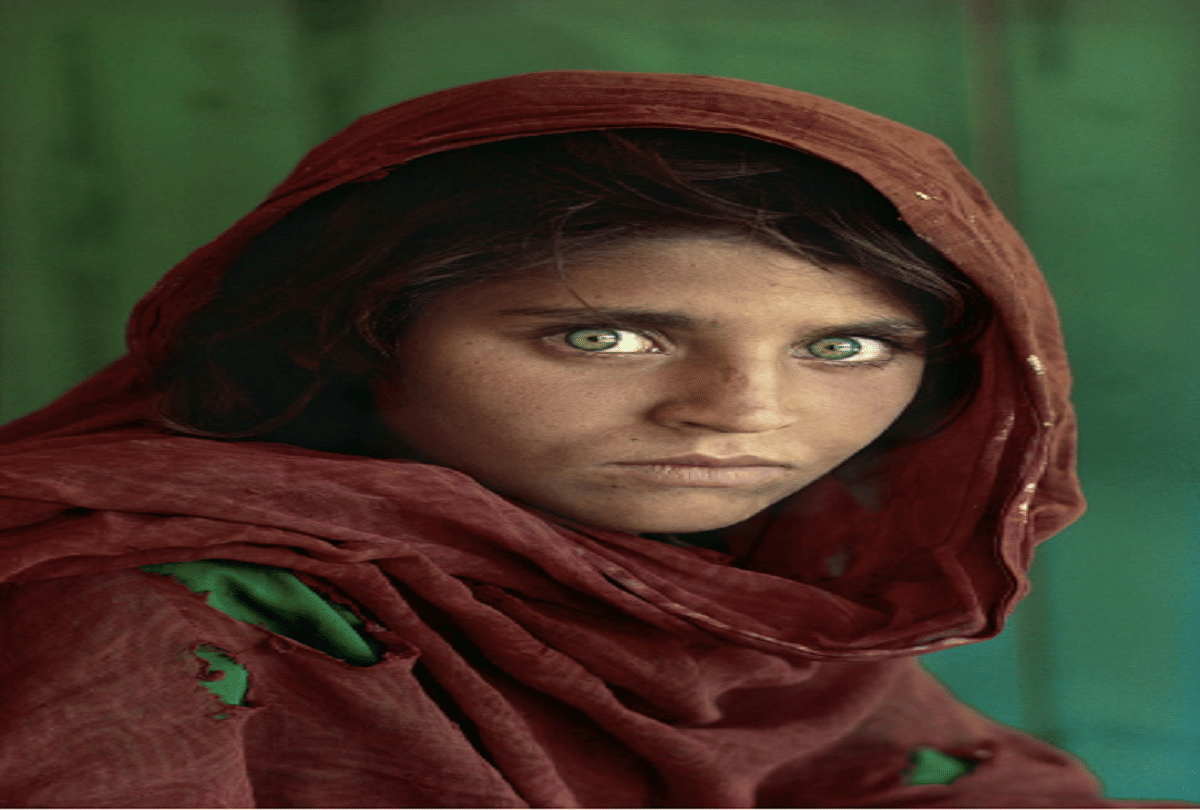 The green-eyed Afghan girl Sharbat Gulla from National Geographic magazine is evacuated to Italy
