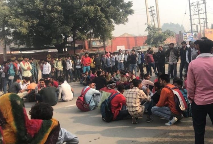 Demonstration of students against the problem of buses