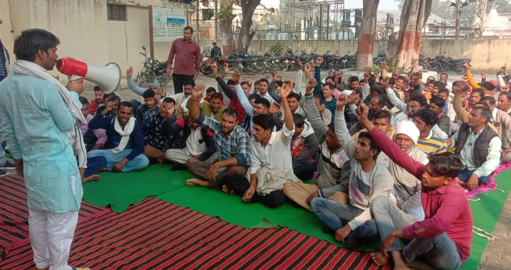 Electricity contract employees work boycott, picketing