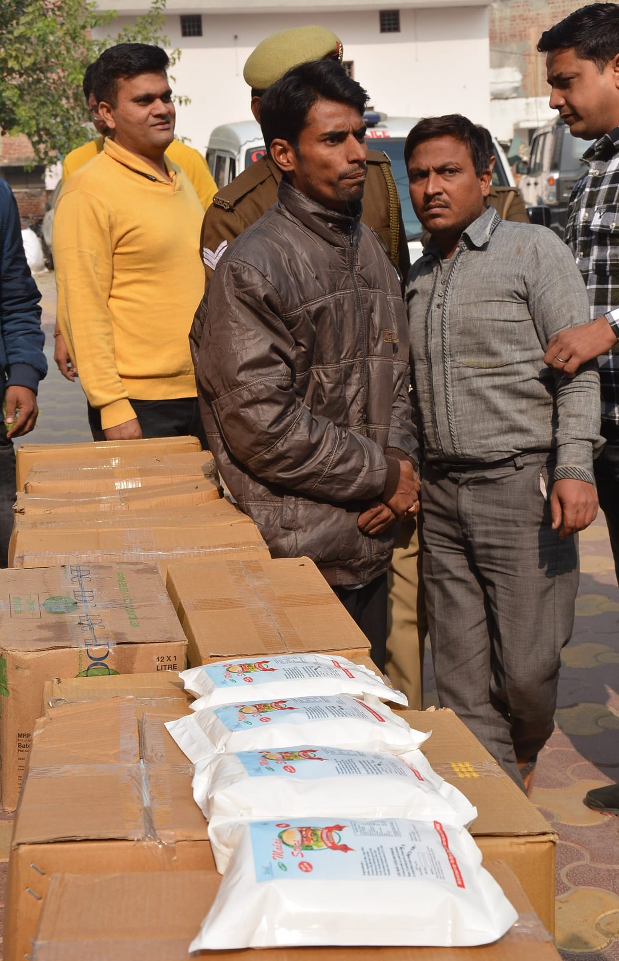 Munis worth one lakh was looted by asking for online, two arrested