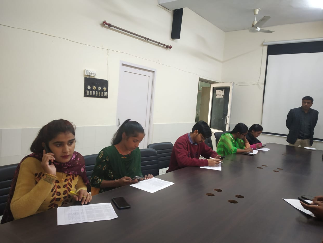 One lakh 28 thousand people have not got the second dose of vaccine yet, now the department is in touch with the phone