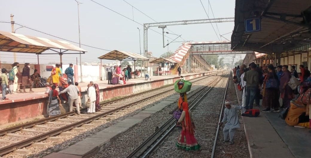 Hathras: Passenger train canceled on Ainvat, passengers upset