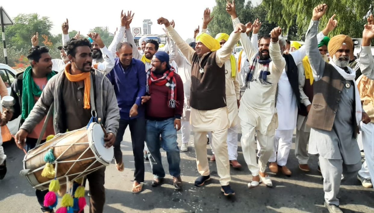 Two batches of farmers left for Delhi dancing on the beat of drum, slogans of unity