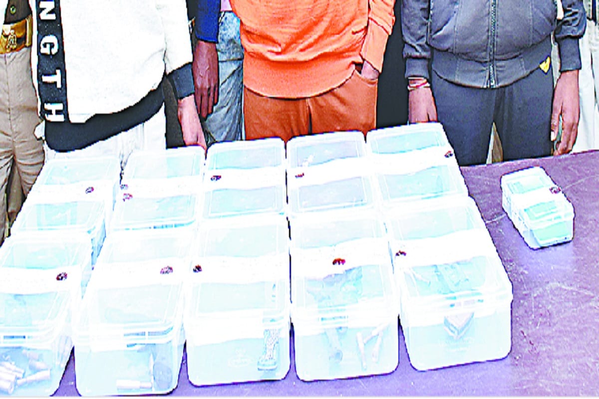 UP Crime News: Meerut Police has busted a gang and nine crooks arrested with nine tamanchey