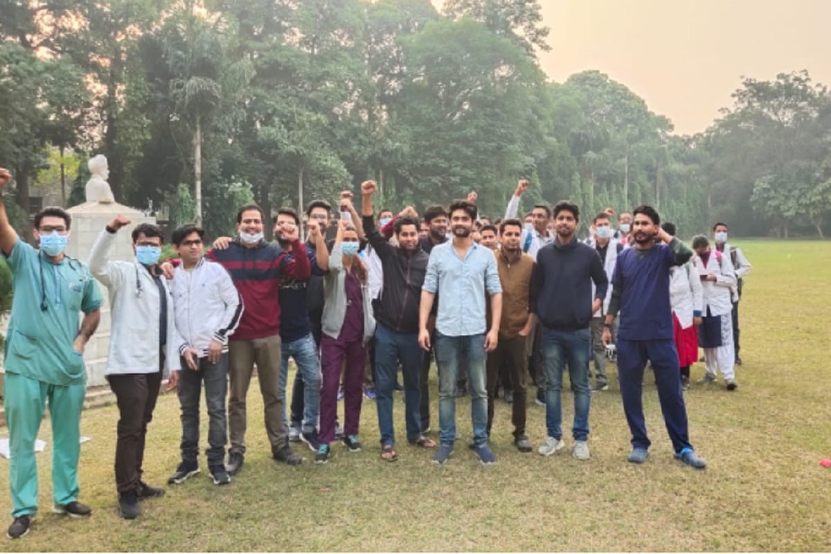 UP News: Junior doctors of LLRM Medical College have protest in Meerut