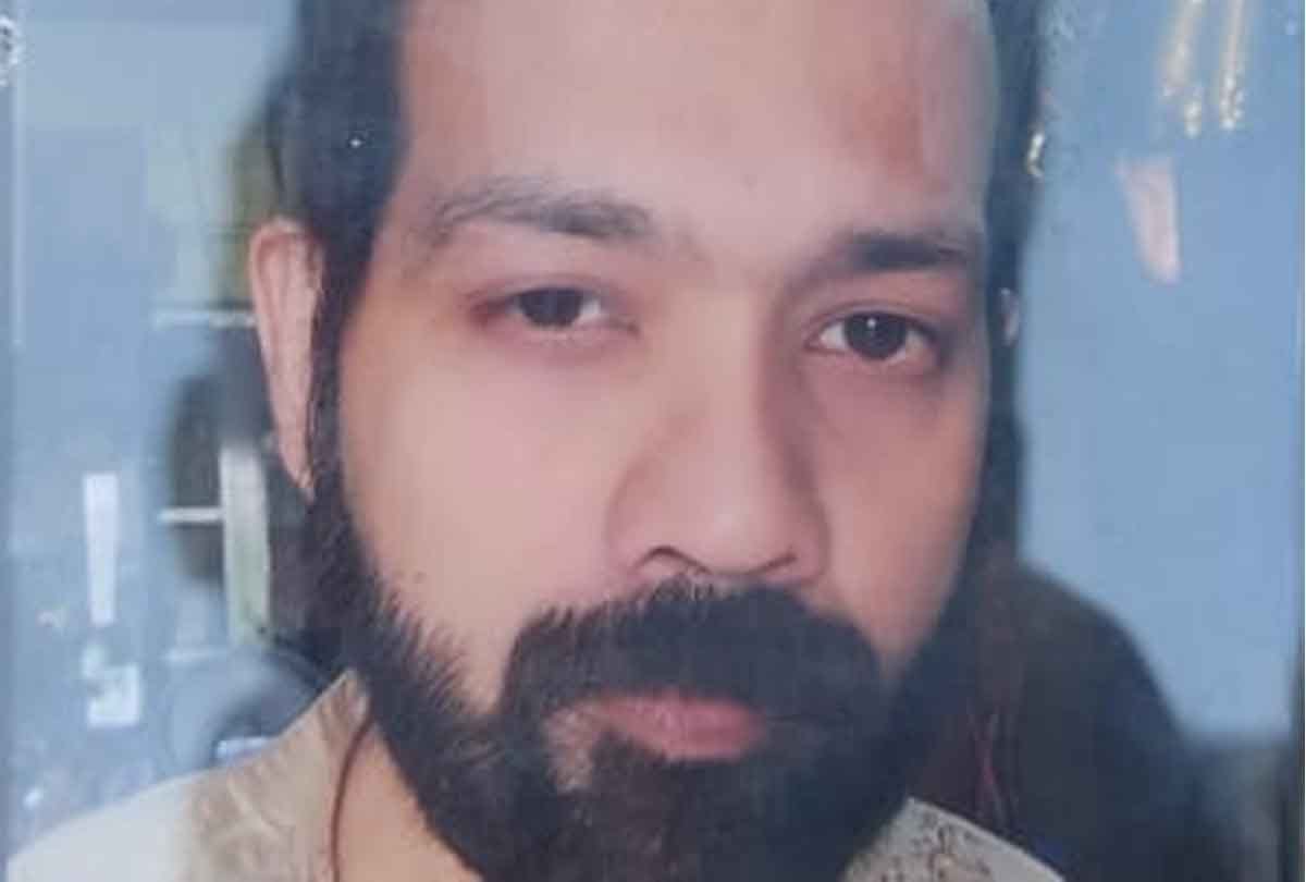 Etawah: Car rider dies in road accident, father said son was going to health seminar