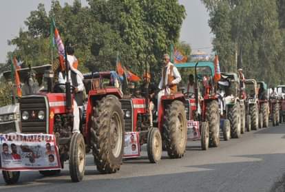 आगरा में निकाली गई ट्रैक्टर रैली