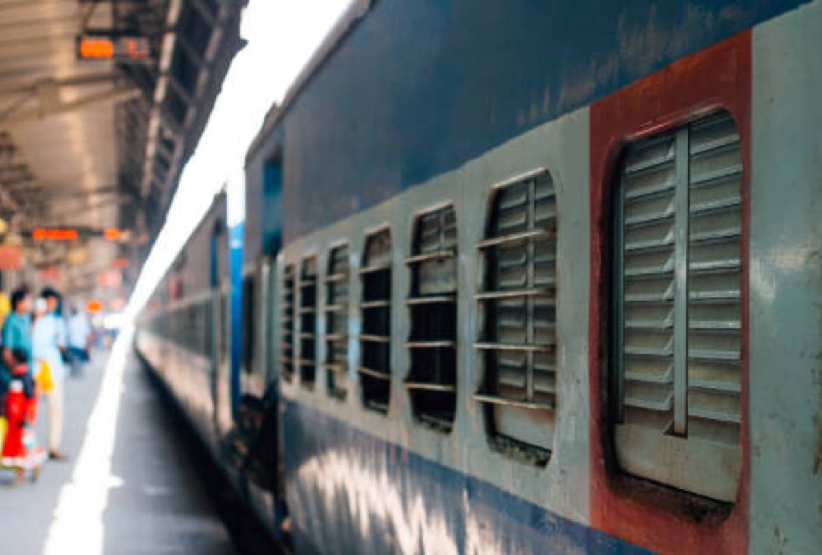 Indian Railways interesting facts why railways does not give seats to single women among men