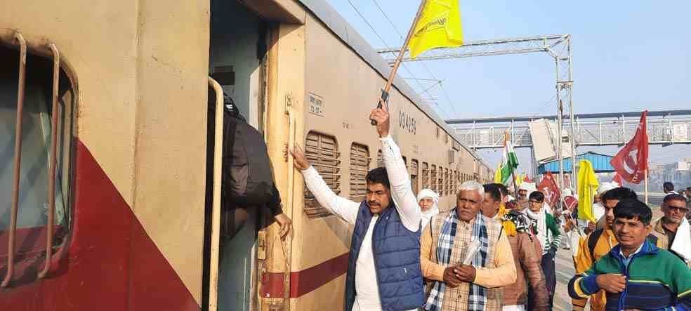 Farmers left for Delhi by train from Uchana